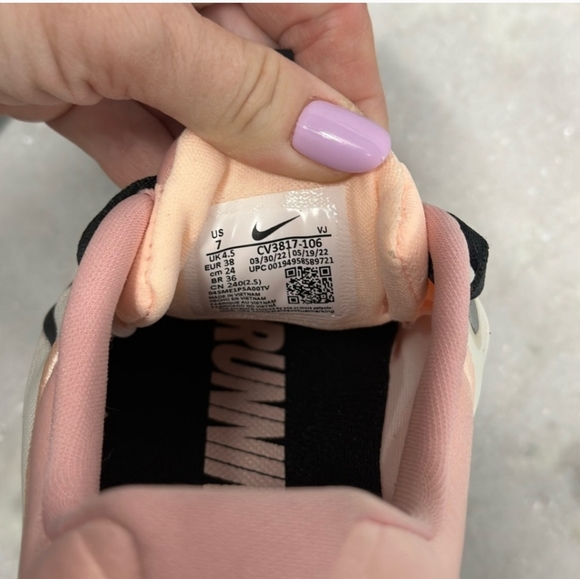 NIKE women's brand new size 7 CV3817-106 - Picture 2 of 7